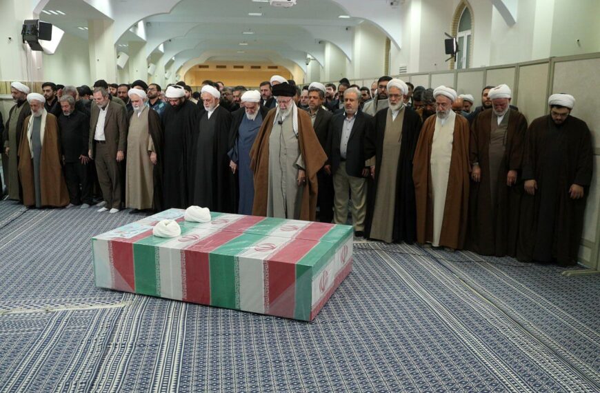 Ayatollah Khamenei Honors Slain Judges with Powerful Prayer Service