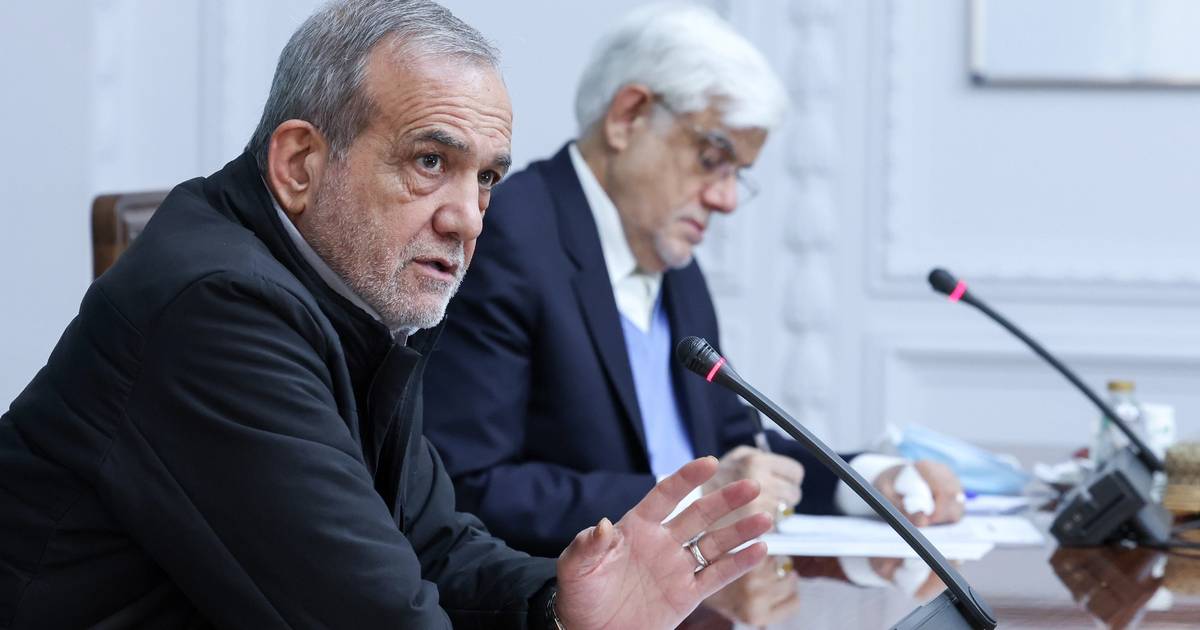 Pezeshkian Urges Iran's Intelligence Chiefs: Winning Public Support is Crucial!