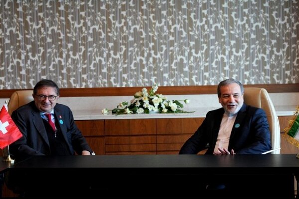 Iran Set to Reignite Negotiations with E3: Araghchi Confirms Talks Are Back On