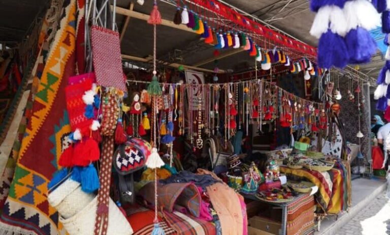 Nowruz 1404: Vibrant Handicraft Exhibits Unveiled at City Entrances and Border Crossings!