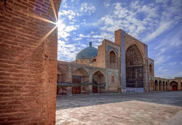 Discover Qazvin's Jameh Mosque: A Stunning Showcase of Centuries-Old Architectural Mastery