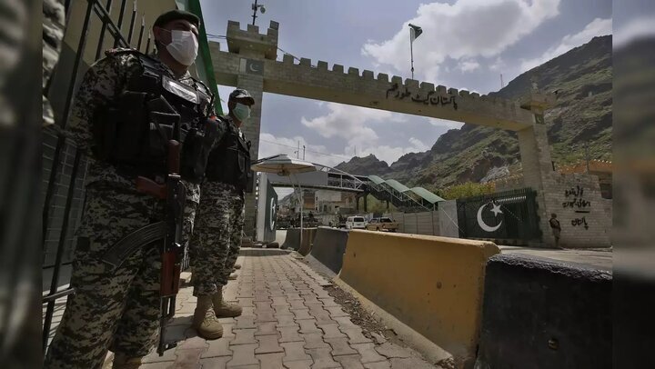 Intense Clash Erupts Between Pakistani and Afghan Security Forces at Key Border Crossing