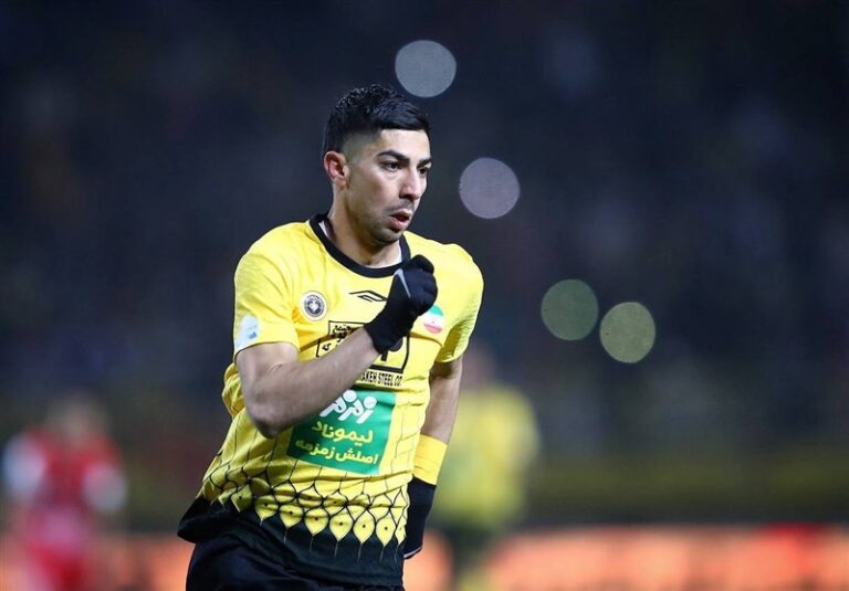 Sepahan Striker Limoochi Faces Possible Season-Ending Setback