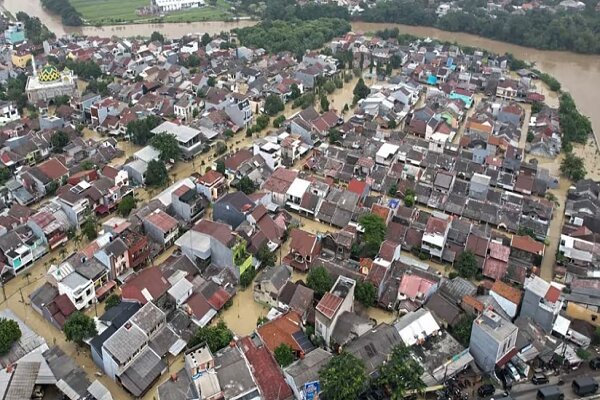 Severe Torrential Rains Force Hundreds to Evacuate Jakarta: A City in Crisis