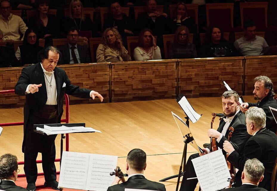 Experience the Magic: Conductor Rahbari Revives 'Persia, Concerto for Two Tars' in Saint Petersburg!