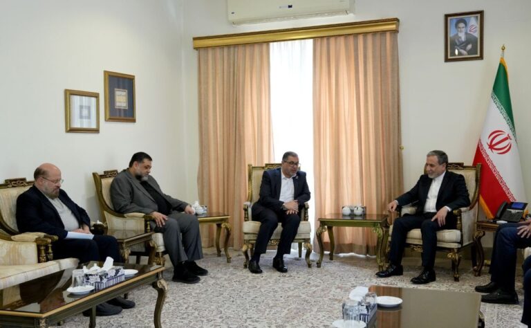 Araqchi Meets Hamas Delegation to Address Escalating Israeli Violations