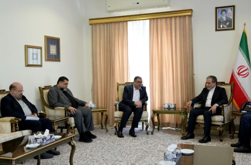 Araqchi Meets Hamas Delegation to Address Escalating Israeli Violations