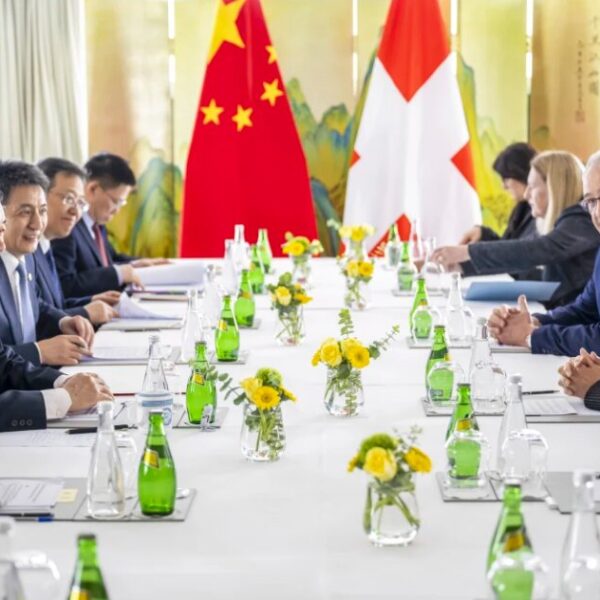 China and US Engage in Crucial Tariff Talks to De-Escalate Trade War Tensions