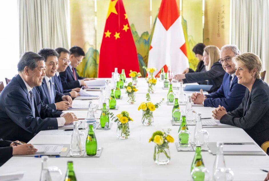 China and US Engage in Crucial Tariff Talks to De-Escalate Trade War Tensions