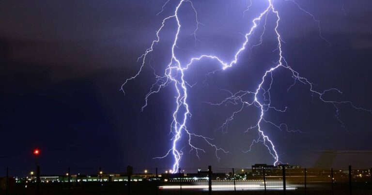 Devastating Winds and Lightning Storms in Iran: 9 Lives Lost and 86 Injured