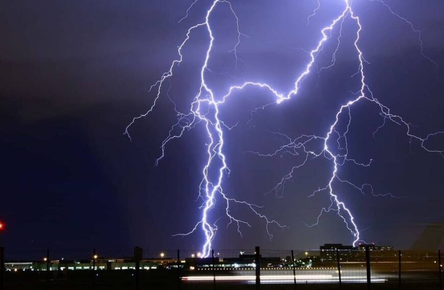 Devastating Winds and Lightning Storms in Iran: 9 Lives Lost and 86 Injured