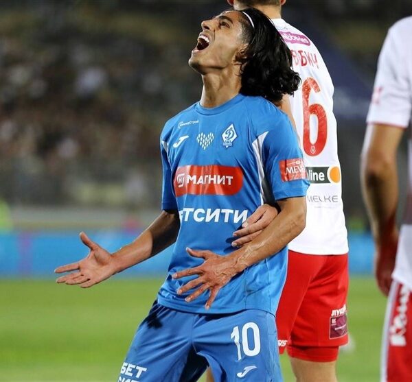 Esteghlal Targets Rising Star Hosseinnejad: Latest Transfer Buzz