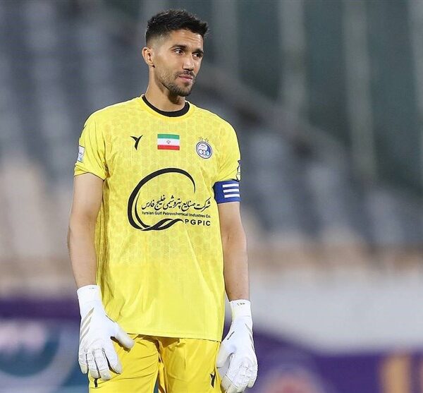 Esteghlal's Star Goalkeeper Hosseini in Talks with Sepahan: Transfer Buzz Heats Up!