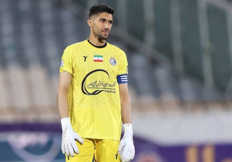 Esteghlal's Star Goalkeeper Hosseini in Talks with Sepahan: Transfer Buzz Heats Up!