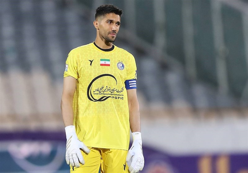 Esteghlal's Star Goalkeeper Hosseini in Talks with Sepahan: Transfer Buzz Heats Up!