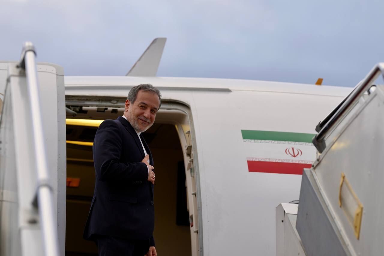 Foreign Minister Araqchi Embarks on Diplomatic Mission to Pakistan for High-Level Talks