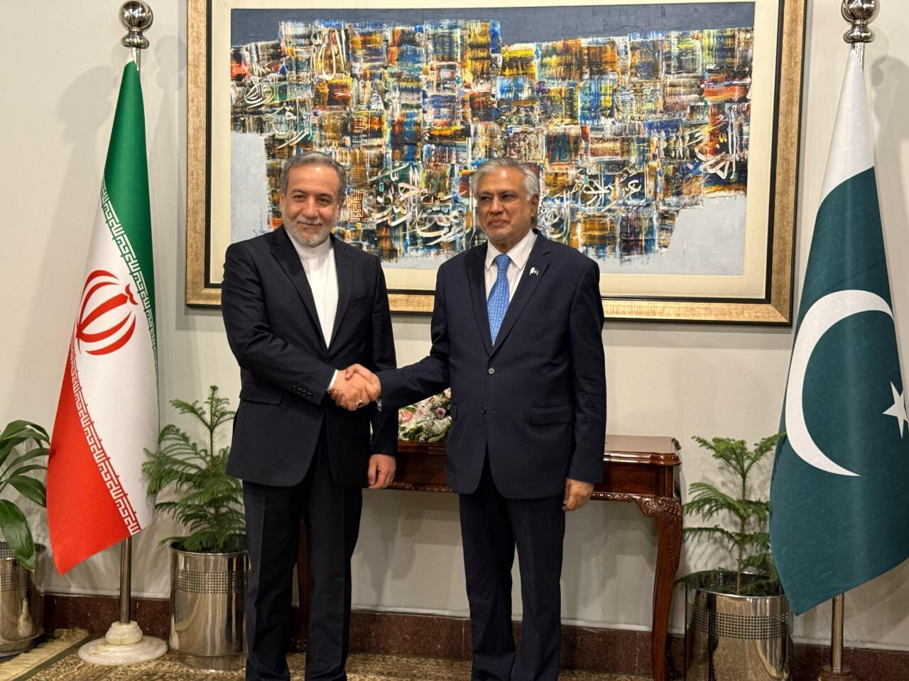Iran and Pakistan Strengthen Ties: Foreign Ministers Meet in Islamabad