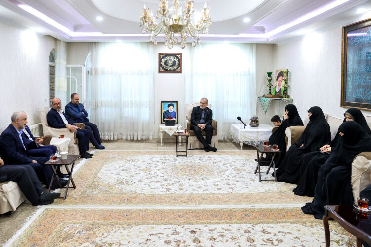Pezeshkian Pays Tribute to Late President Ebrahim Raisi's Family in Heartfelt Visit