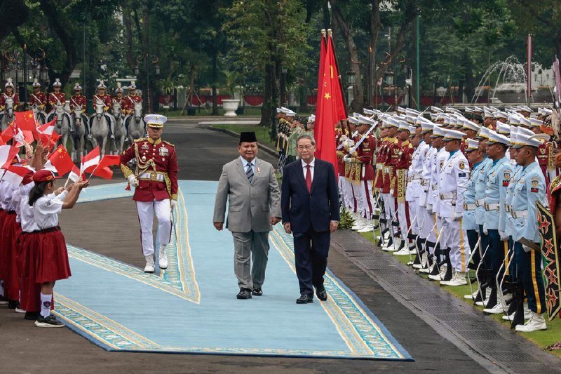 Prabowo and Li's Landmark Meeting Signals New Era in China-Indonesia Strategic Partnership
