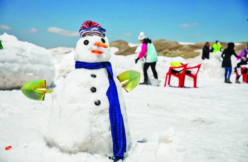 Tehran's Tochal Mountain Transforms into a Winter Wonderland: Join the Snowman Festival!