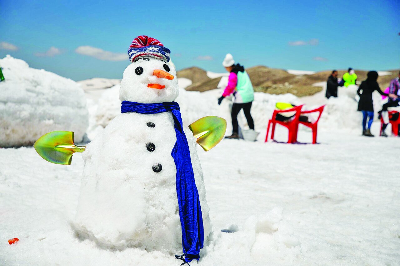 Tehran's Tochal Mountain Transforms into a Winter Wonderland: Join the Snowman Festival!